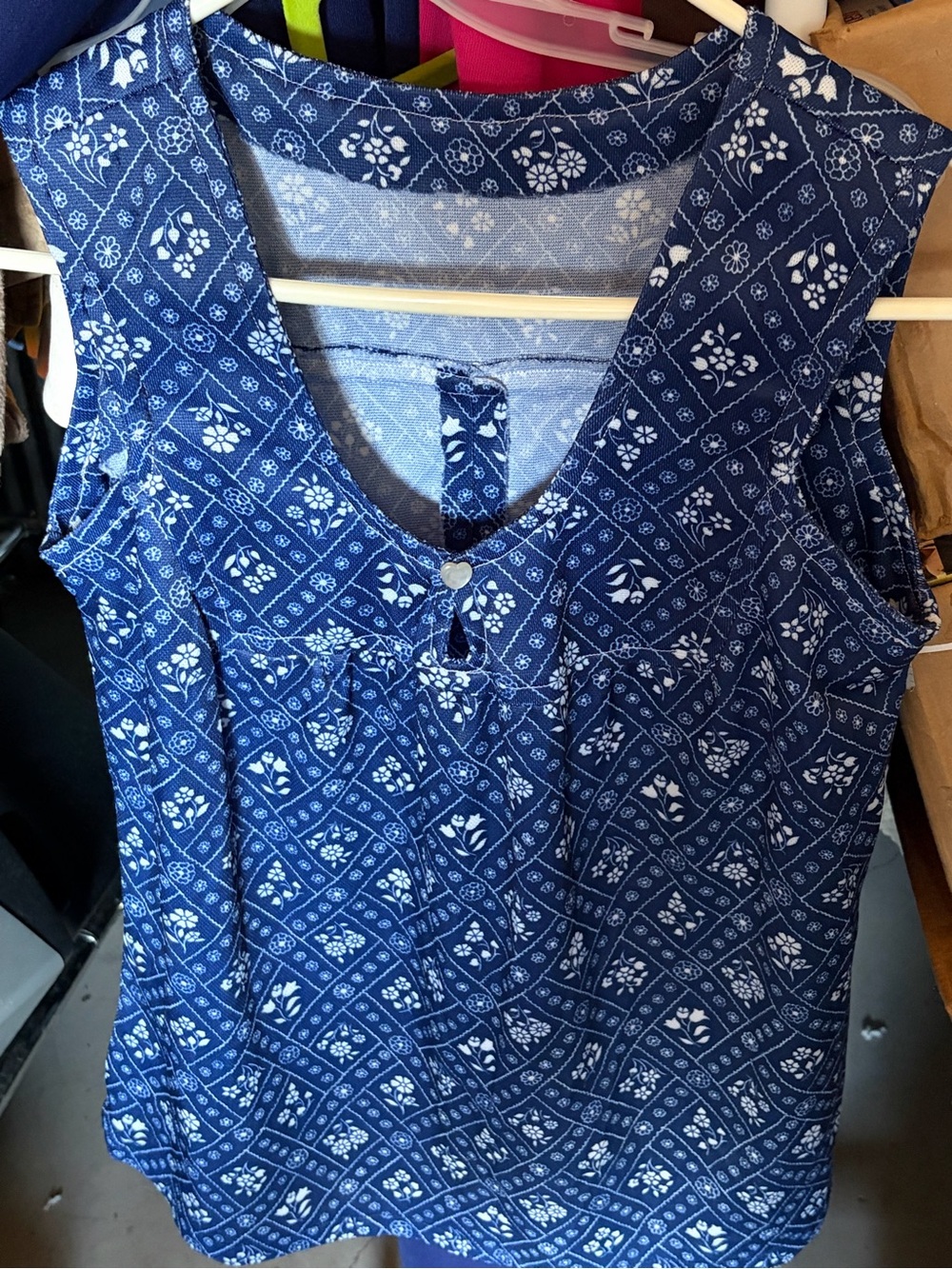 Women’s Vintage Blue Floral Print Tank Top. Heart Shaped Button